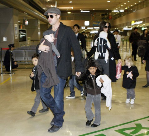 Brad Pitt y Angelina Jolie con hijos